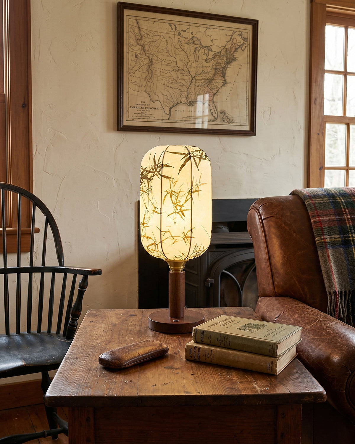 Lámpara de mesa farol japandi Zenaya en un estudio acogedor – imagen 14
