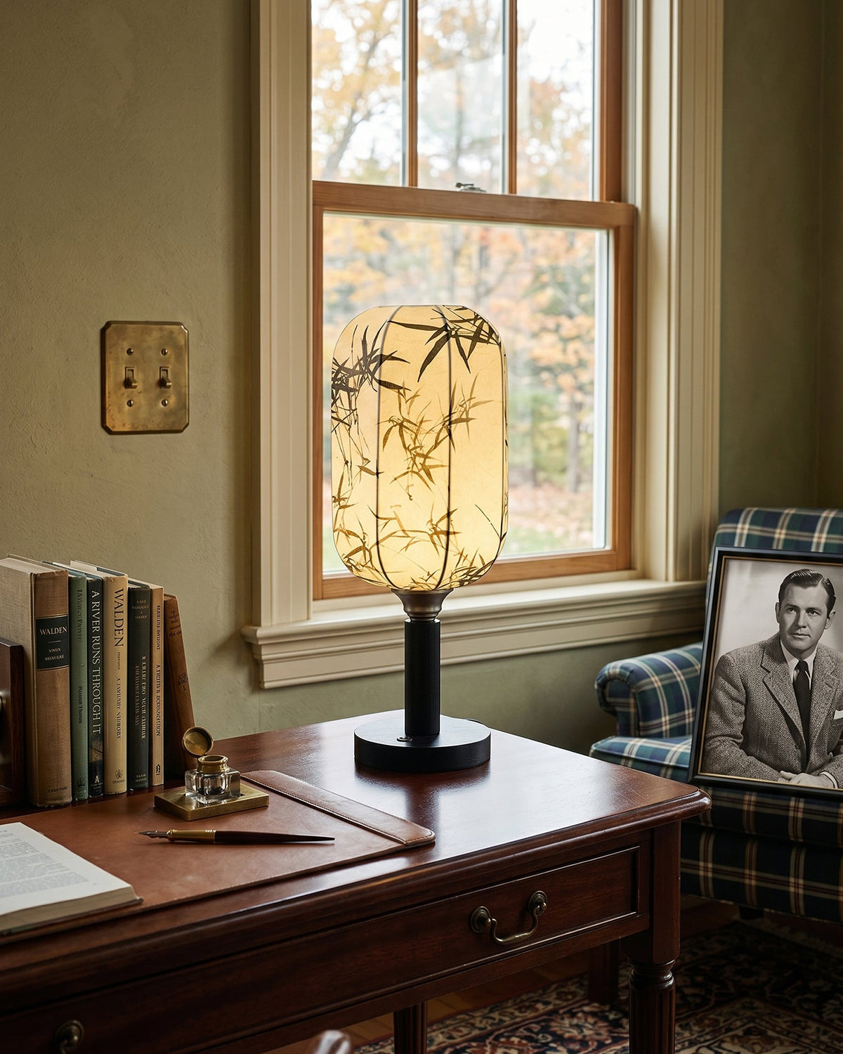 Lámpara de mesa farol japandi Zenaya en un estudio acogedor – imagen 15