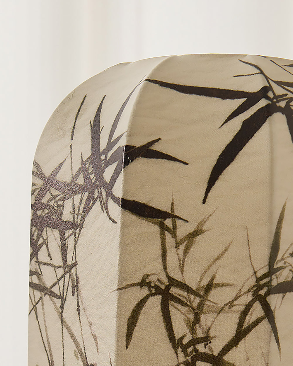 Lámpara de mesa farol japandi Zenaya – detalle de la pantalla con hojas de bambú