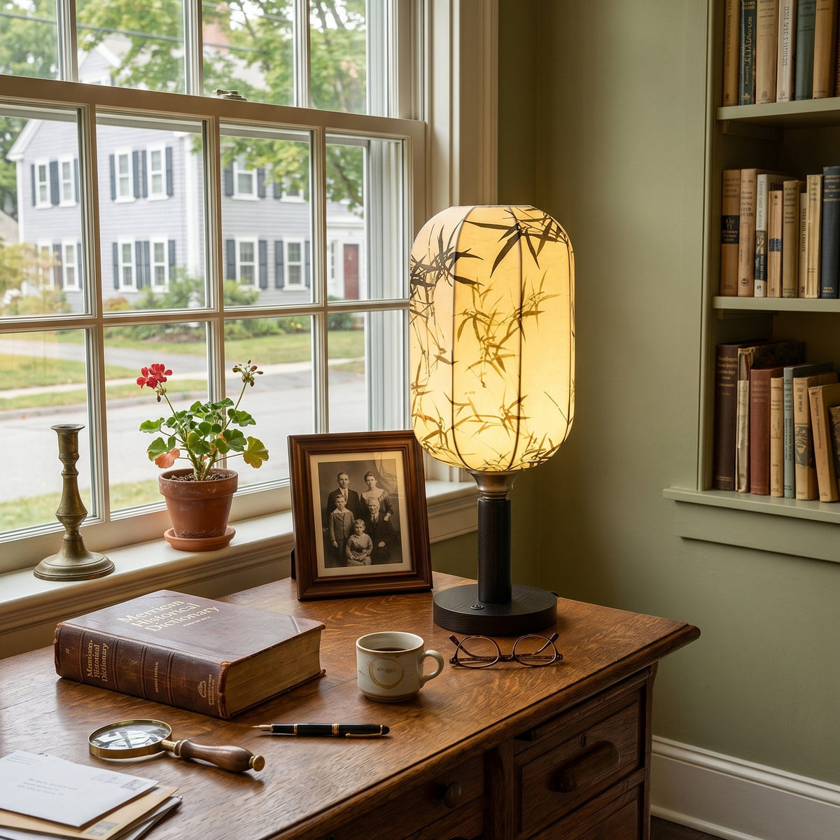 Lámpara de mesa farol japandi Zenaya en un estudio acogedor – imagen 5