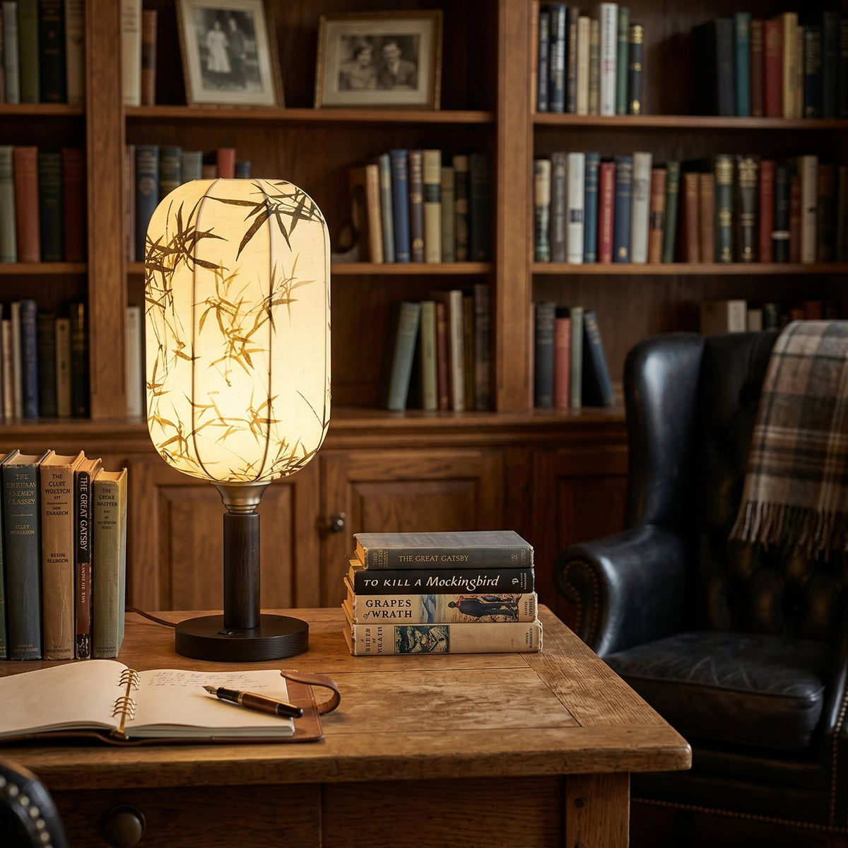 Lámpara de mesa farol japandi Zenaya en un estudio acogedor – imagen 7