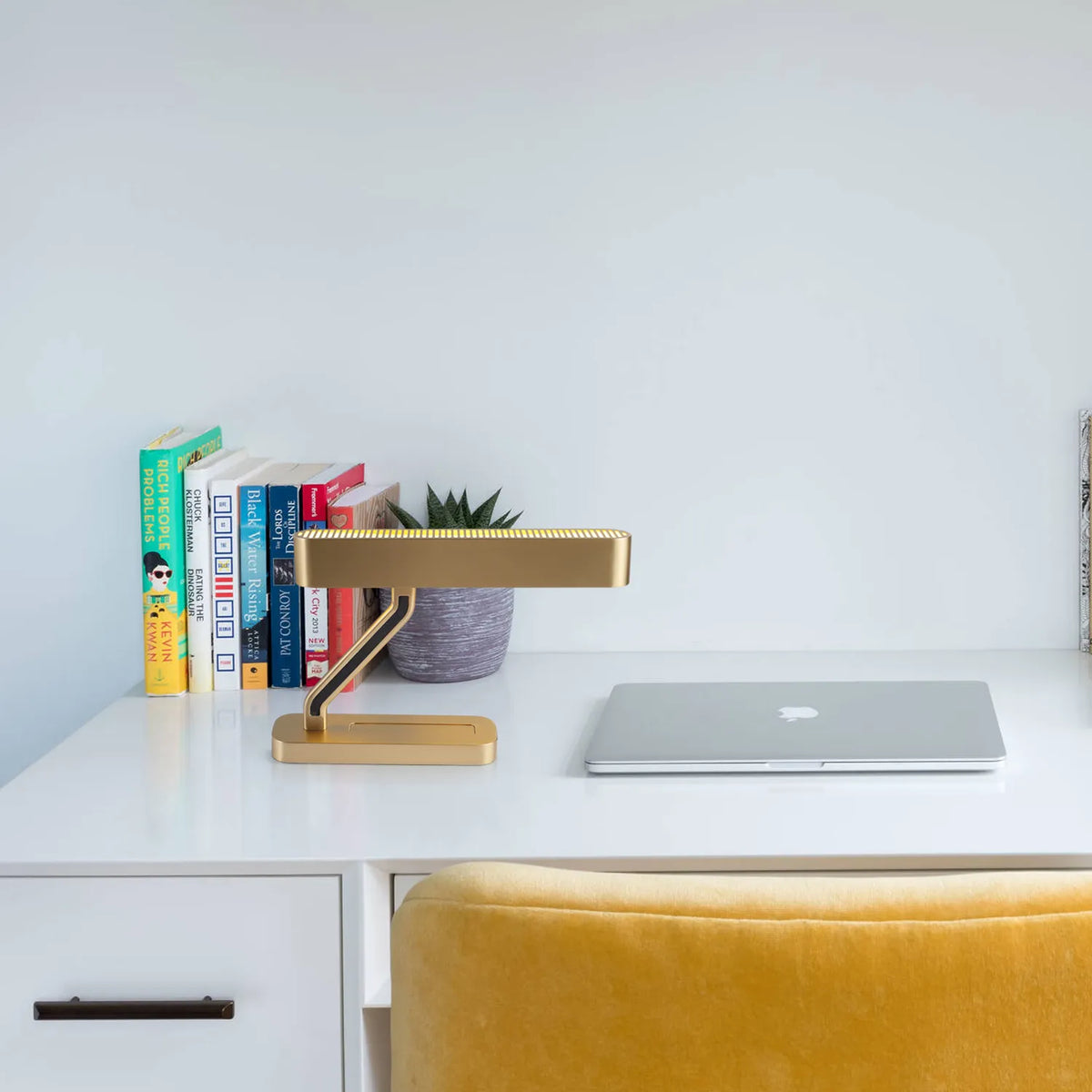 Zetina - Lámpara de Escritorio LED de Latón Macizo con Bandeja Mid Century