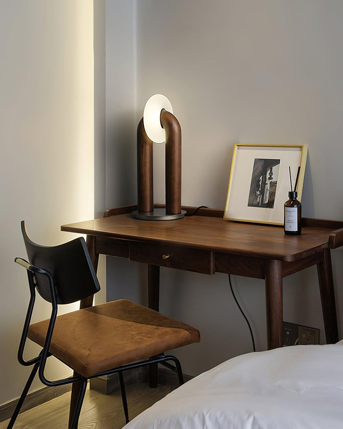 Lámpara de mesa de madera Zevelo en un despacho cálido – imagen 10