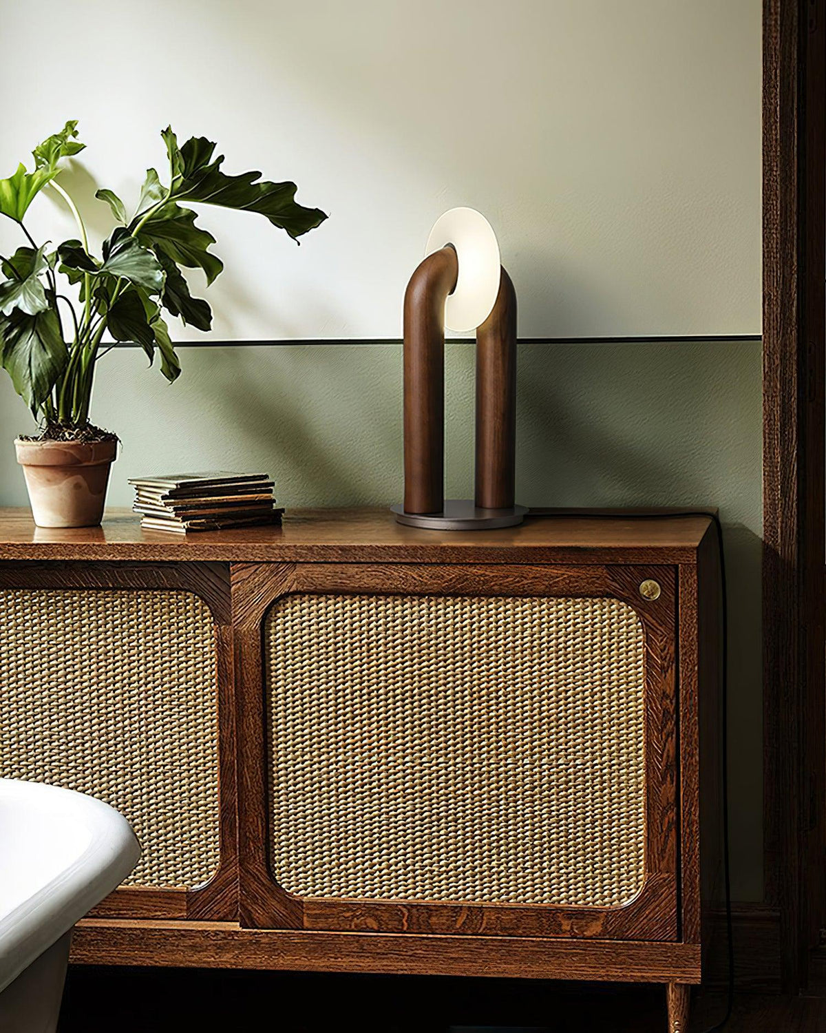 Lámpara de mesa de madera Zevelo en un despacho cálido – imagen 11