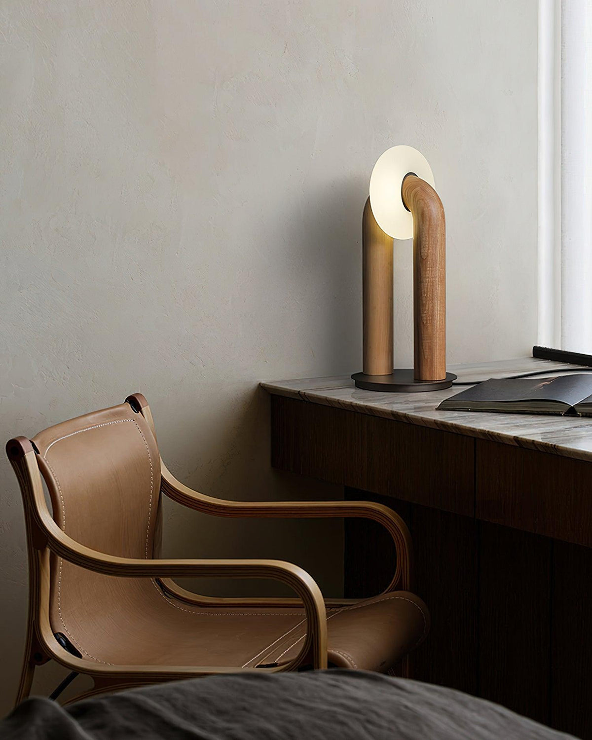 Lámpara de mesa de madera Zevelo en un despacho cálido – imagen 12