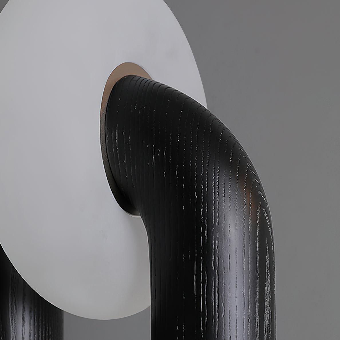 Lámpara de mesa de madera Zevelo en un despacho cálido – imagen 13