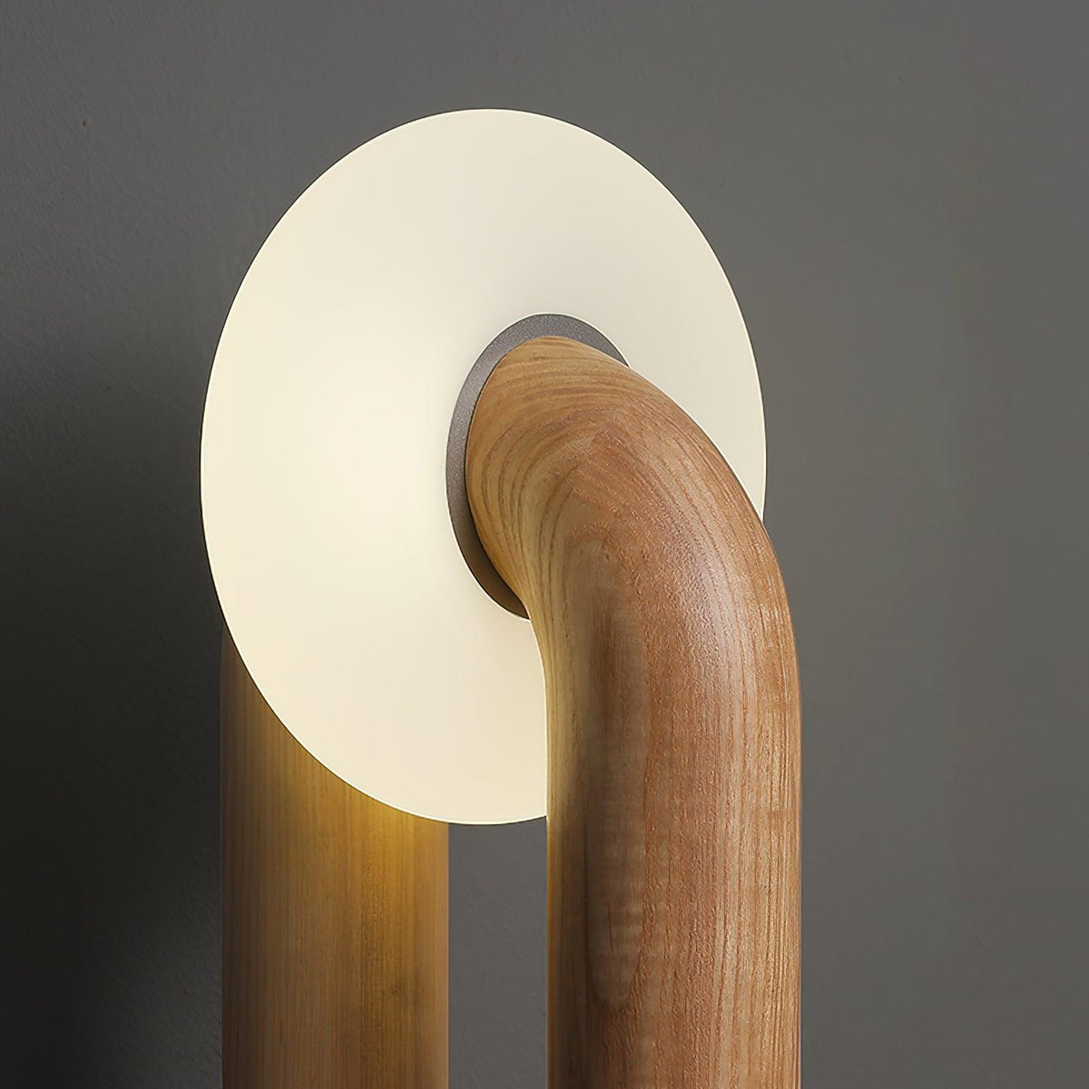 Lámpara de mesa de madera Zevelo en un despacho cálido – imagen 15