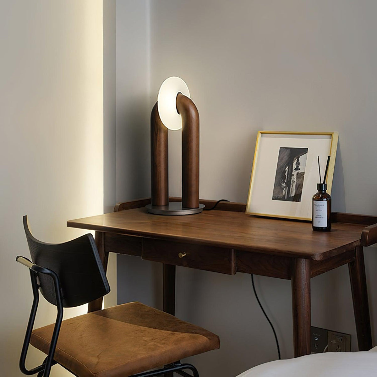 Lámpara de mesa de madera Zevelo – en nogal sobre un escritorio