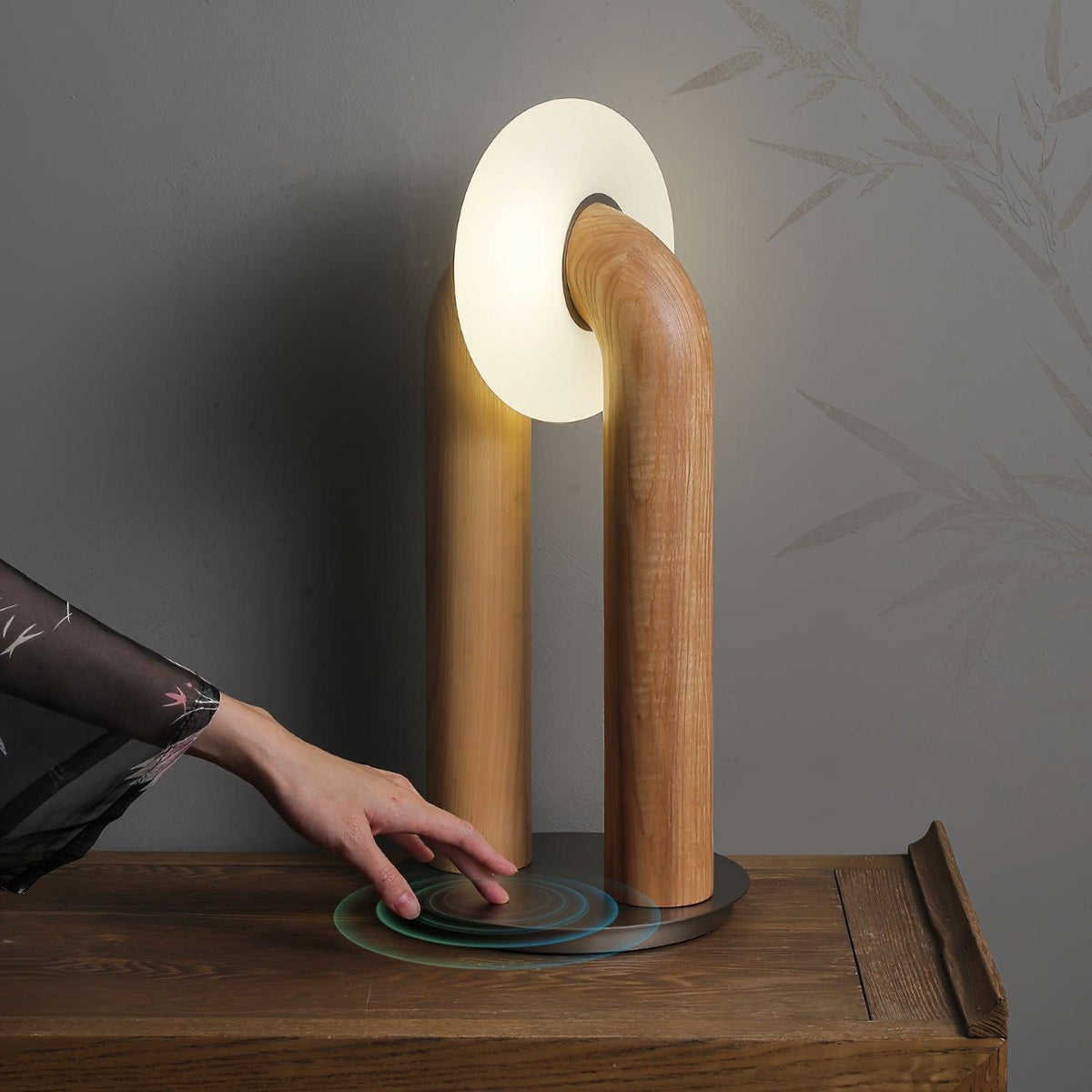 Lámpara de mesa de madera Zevelo en un despacho cálido – imagen 5