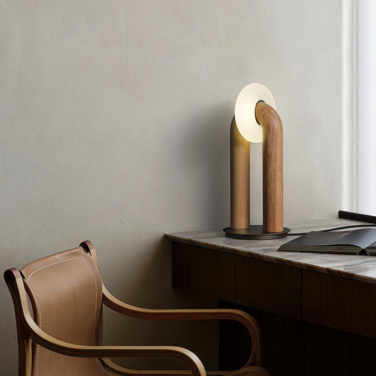 Lámpara de mesa de madera Zevelo en un despacho cálido – imagen 6