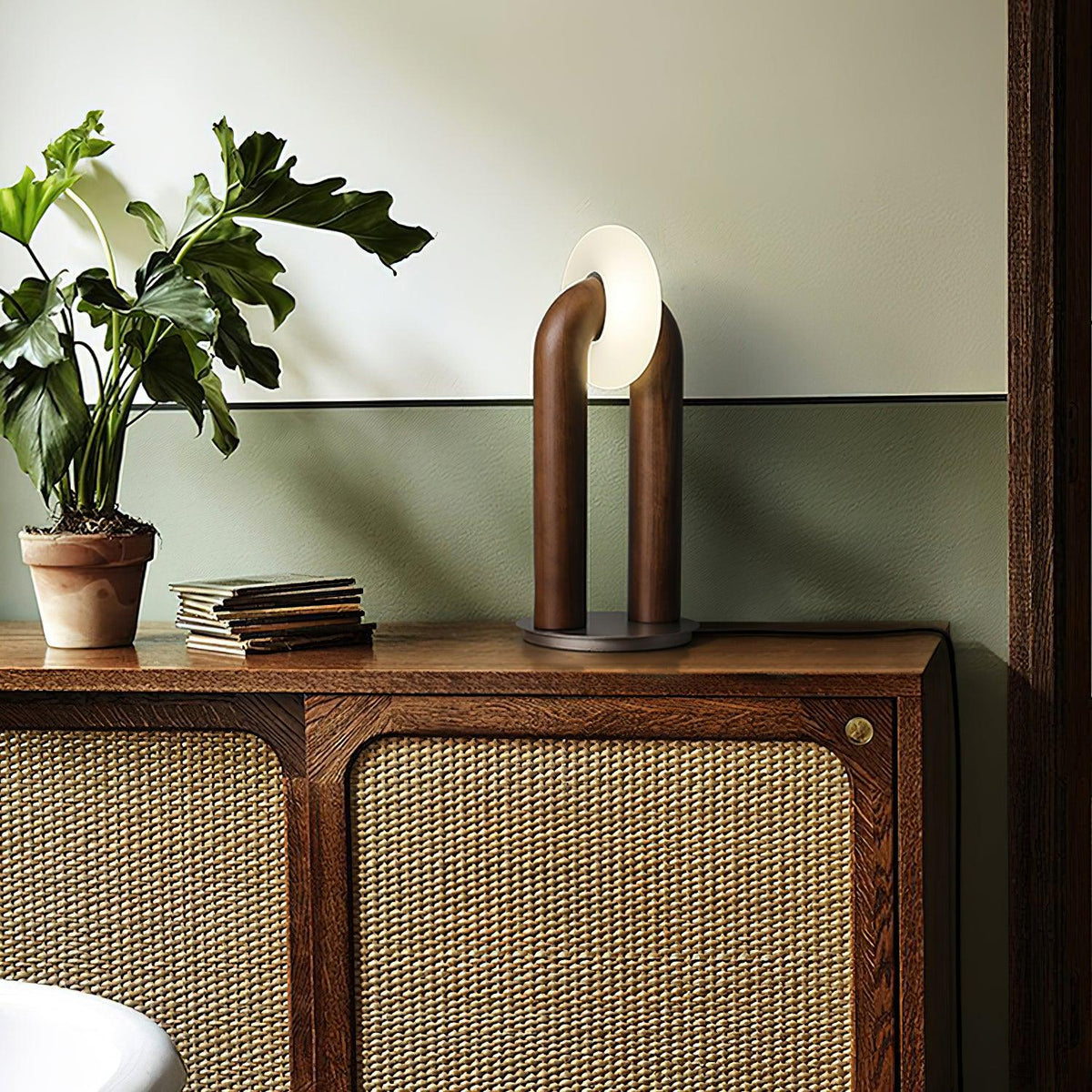 Lámpara de mesa de madera Zevelo en un despacho cálido – imagen 7