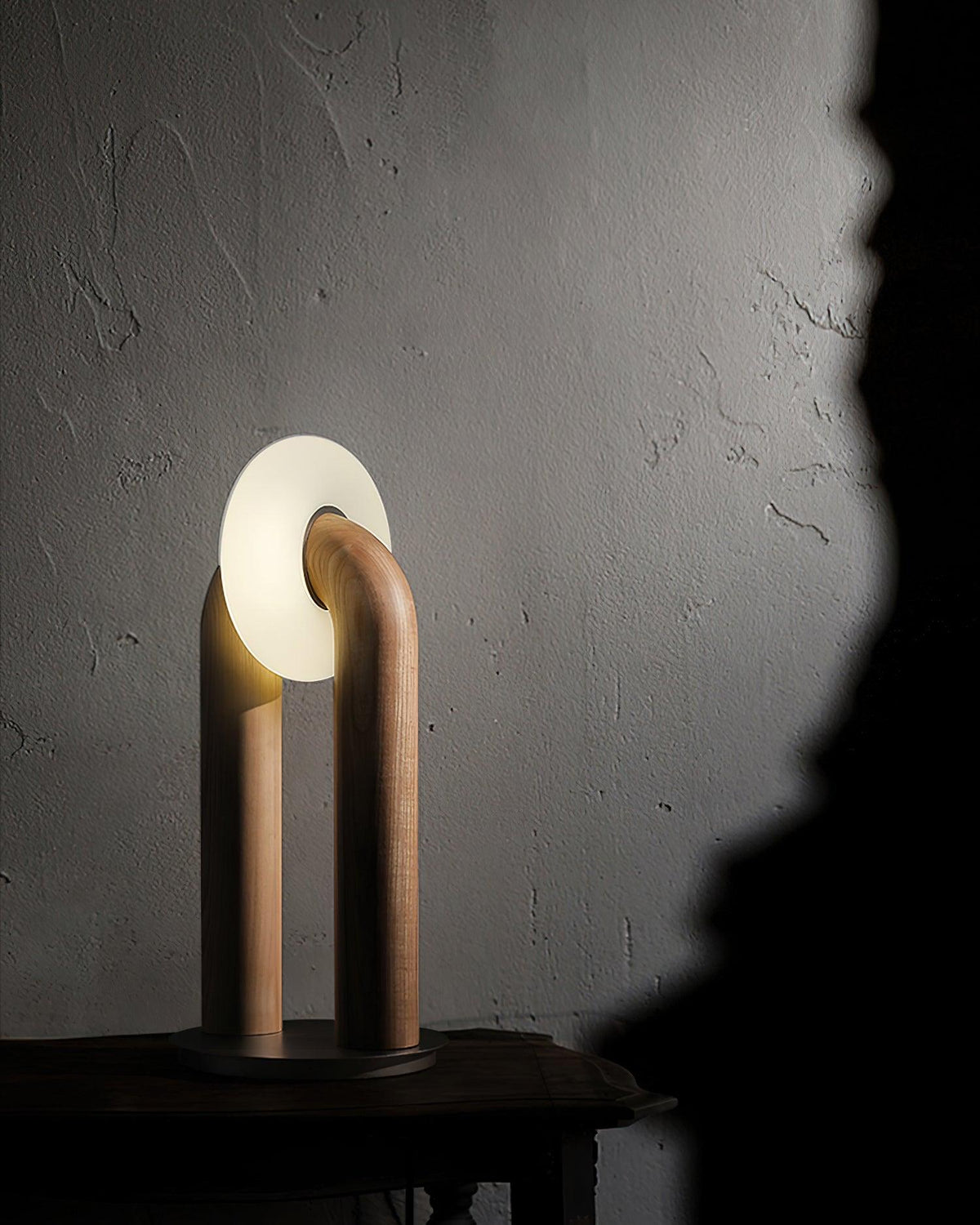 Lámpara de mesa de madera Zevelo en un despacho cálido – imagen 8