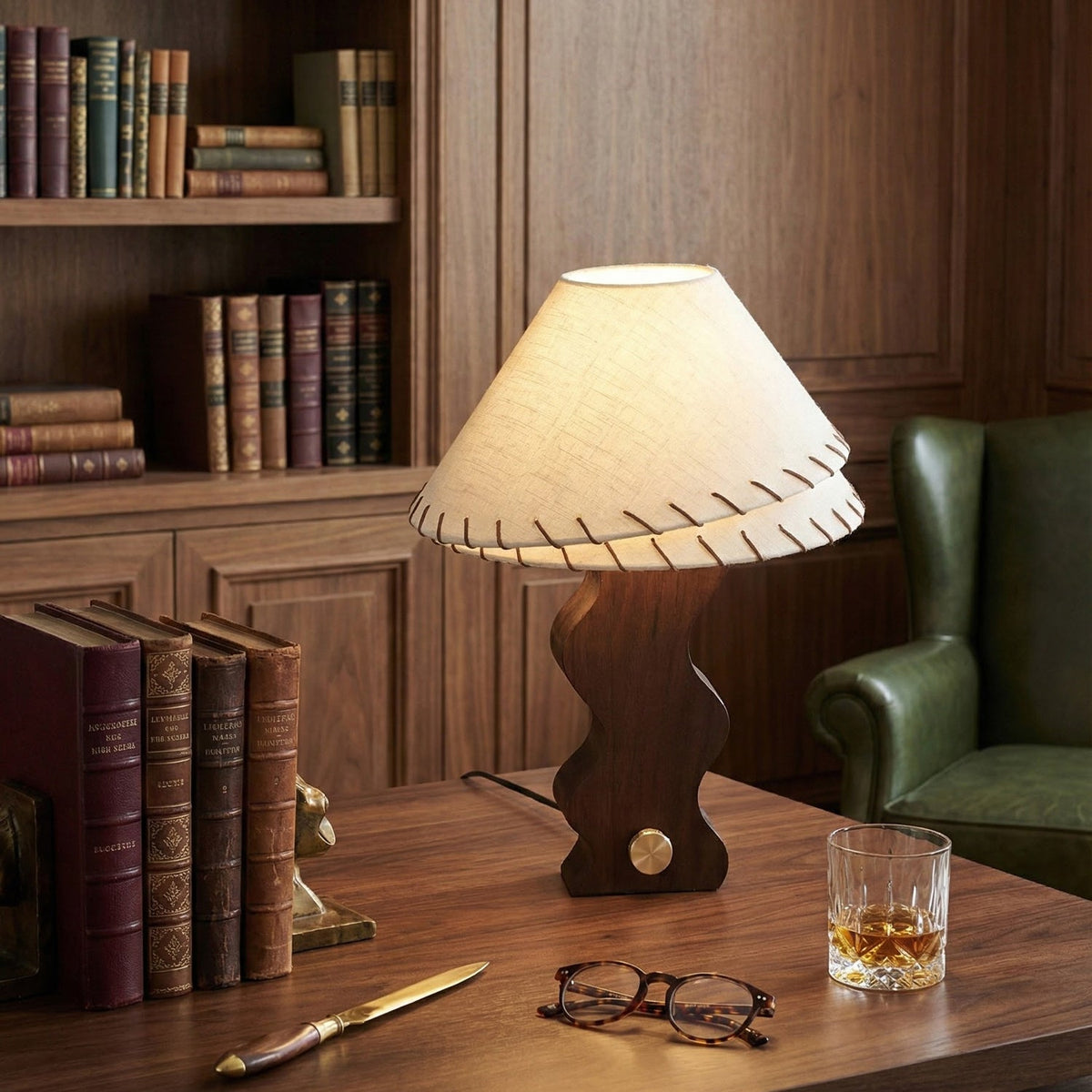Lámpara de mesa de madera ondulada Zigala – en un despacho con estantería