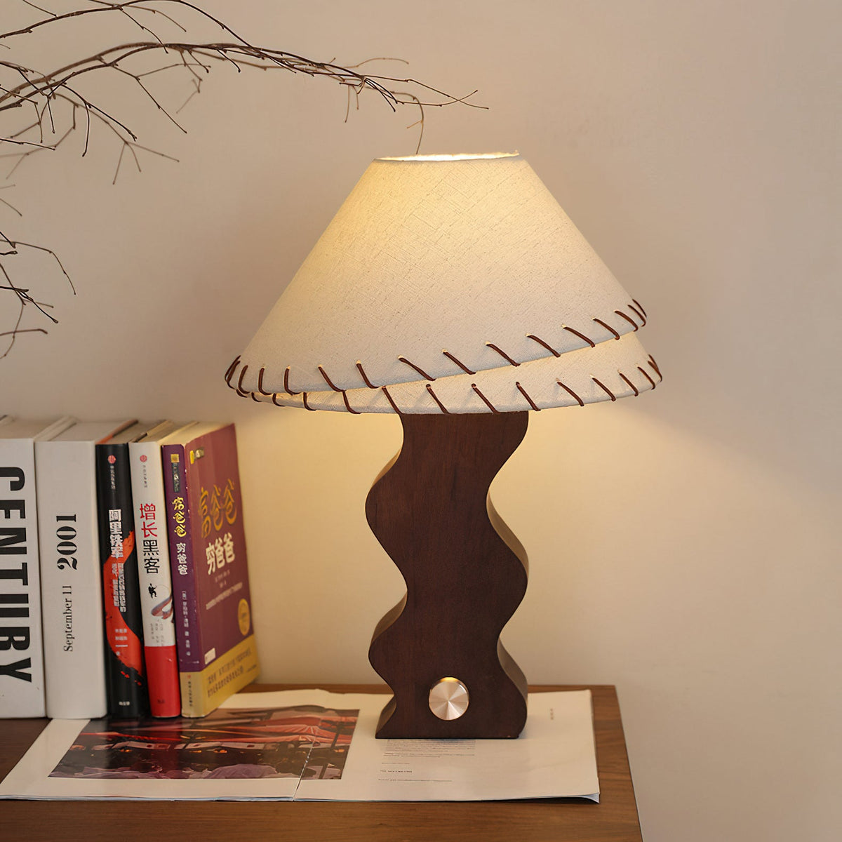 Lámpara de mesa de madera ondulada Zigala en un salón cálido – imagen 7