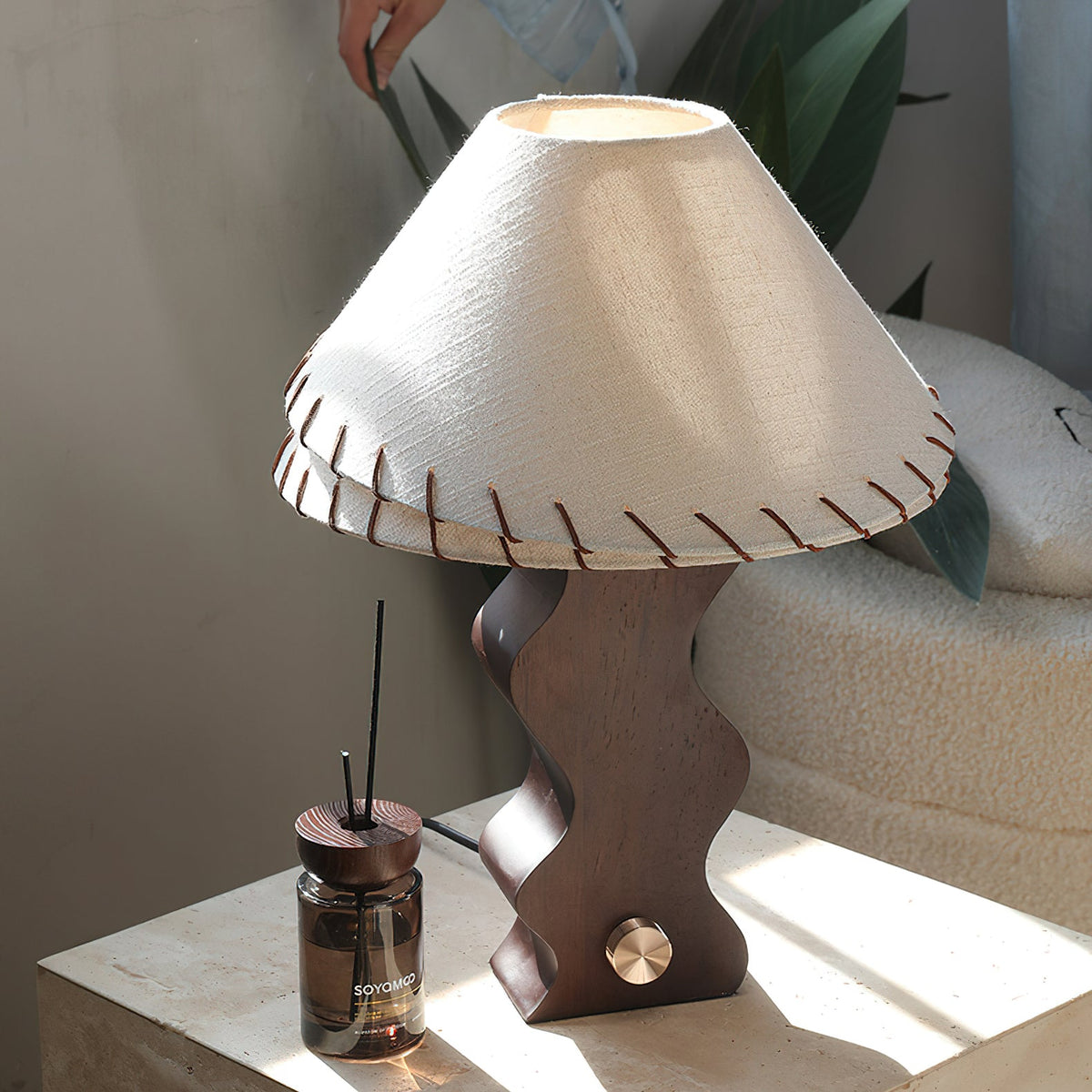 Lámpara de mesa de madera ondulada Zigala en un salón cálido – imagen 8