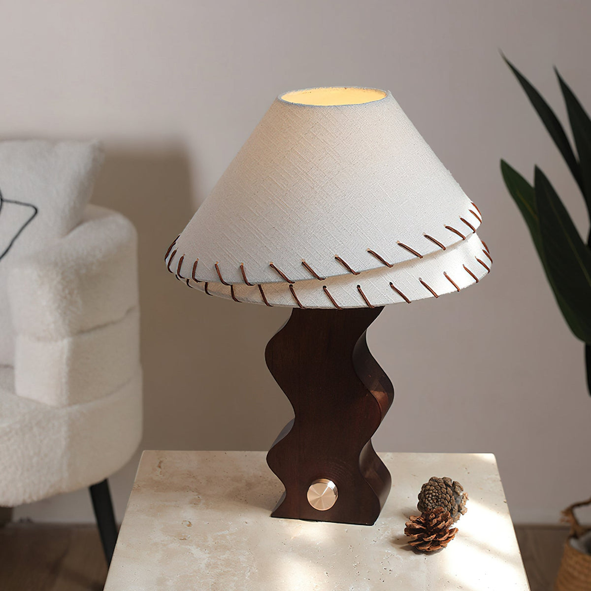Lámpara de mesa de madera ondulada Zigala en un salón cálido – imagen 9