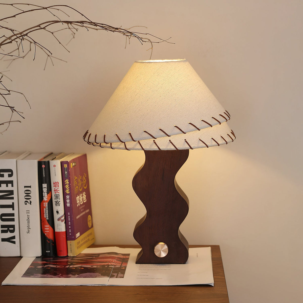 Lámpara de mesa de madera ondulada Zigala en un salón cálido – imagen 10