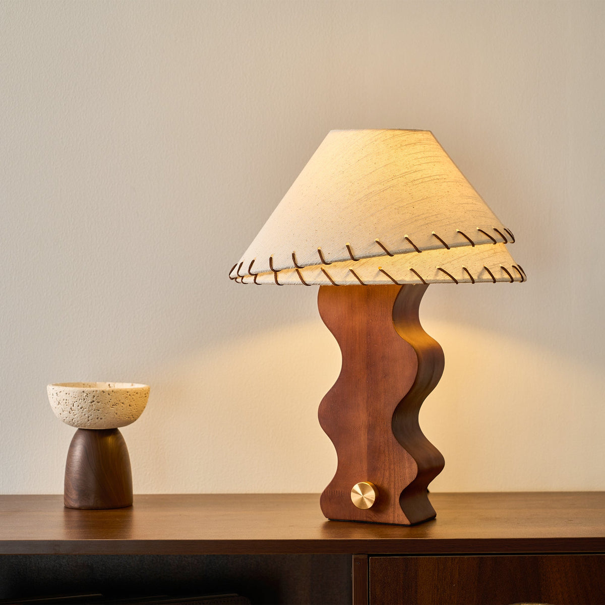Lámpara de mesa de madera ondulada Zigala en un salón cálido – imagen 11