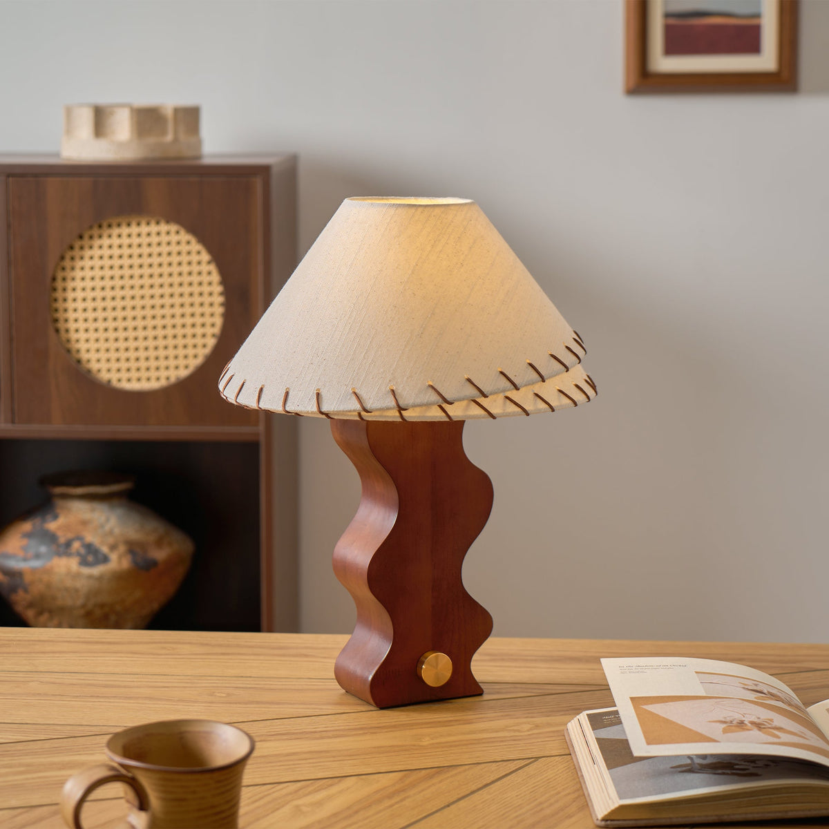 Lámpara de mesa de madera ondulada Zigala en un salón cálido – imagen 12