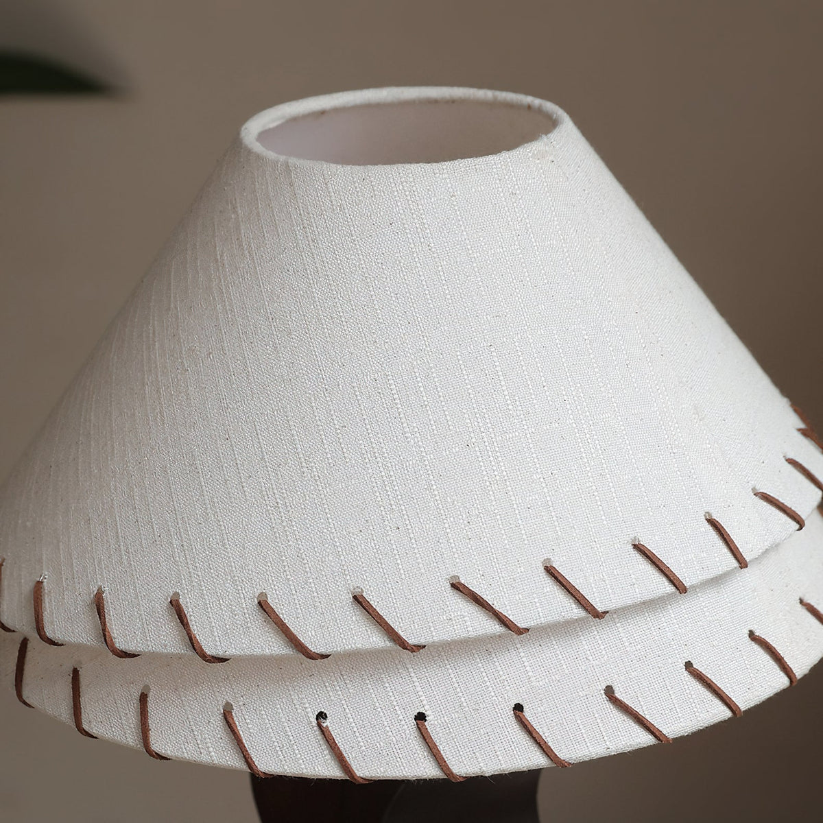 Lámpara de mesa de madera ondulada Zigala – detalle de la pantalla con costura vista