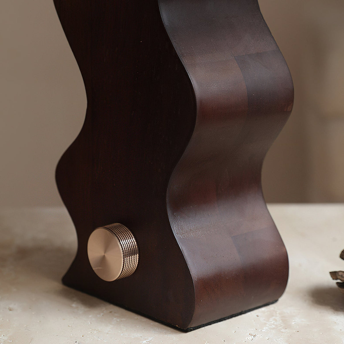 Lámpara de mesa de madera ondulada Zigala – detalle de la madera ondulada