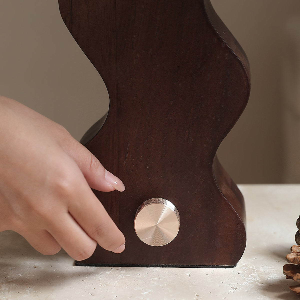 Lámpara de mesa de madera ondulada Zigala – detalle del pulsador táctil dorado