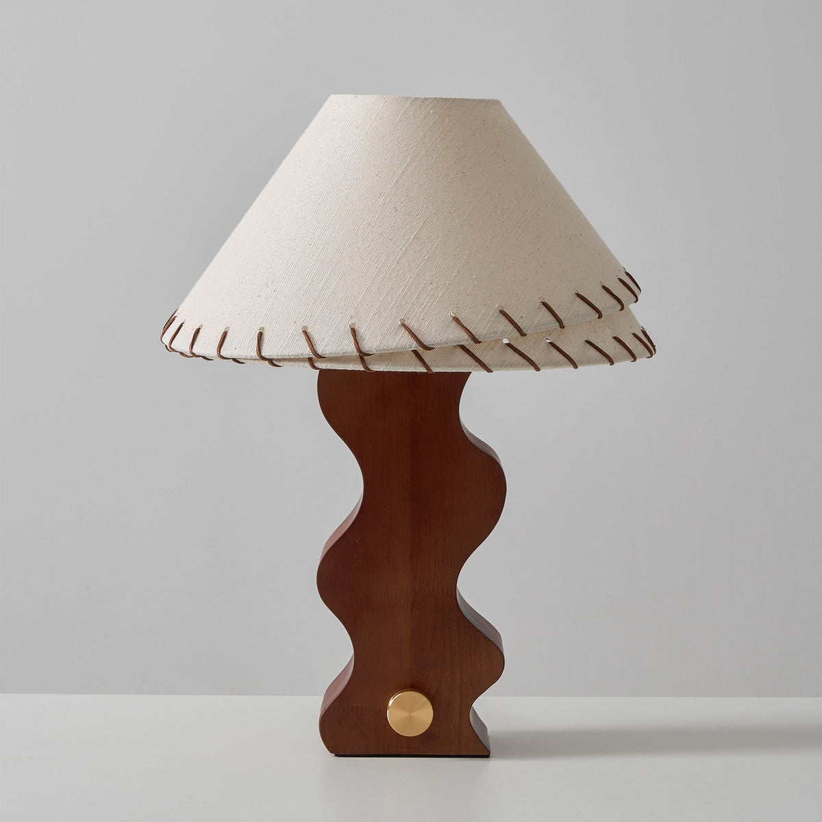 Lámpara de mesa de madera ondulada Zigala en un salón cálido – imagen 16