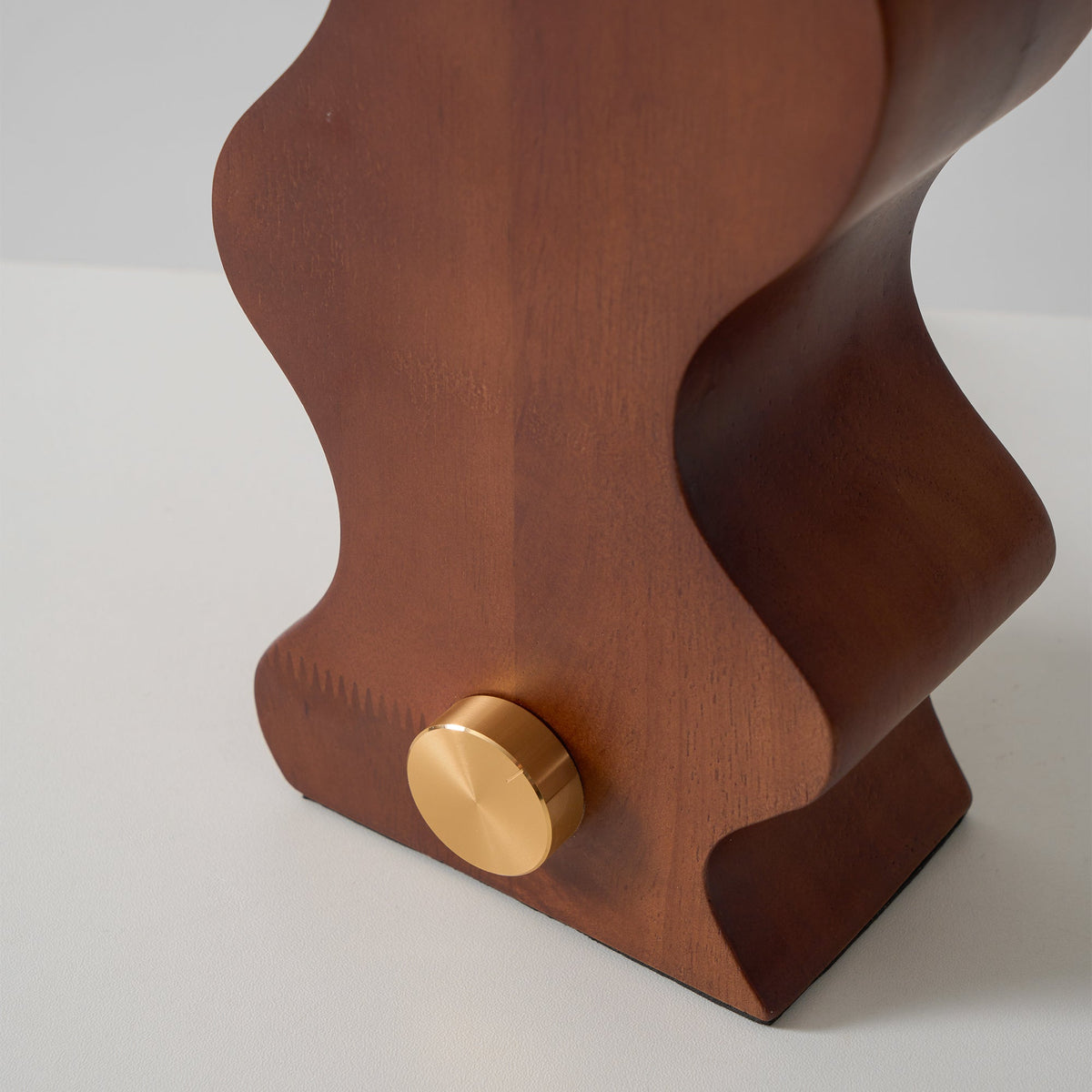 Lámpara de mesa de madera ondulada Zigala – detalle de la base y el pulsador