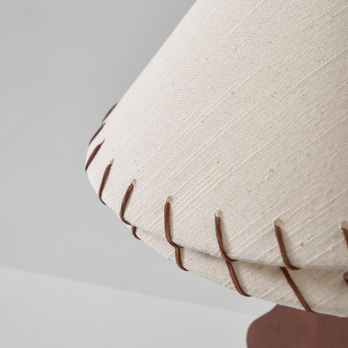 Lámpara de mesa de madera ondulada Zigala – detalle del borde cosido de la pantalla