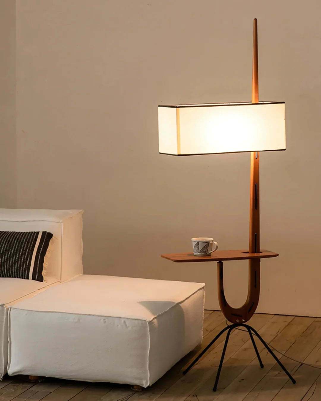 Lámpara de pie con mesita Zirafa – encendida con luz cálida