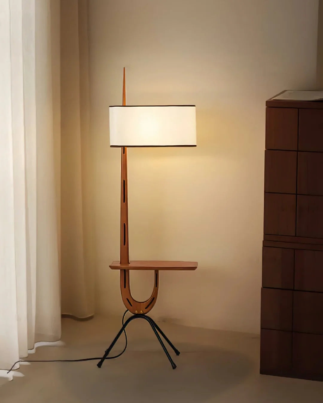 Lámpara de pie con mesita Zirafa en un salón de estilo moderno – imagen 7