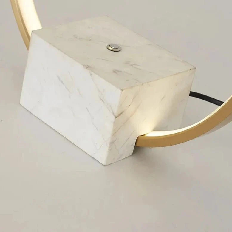Lámpara de mesa aro LED Zircela – detalle de la base de mármol