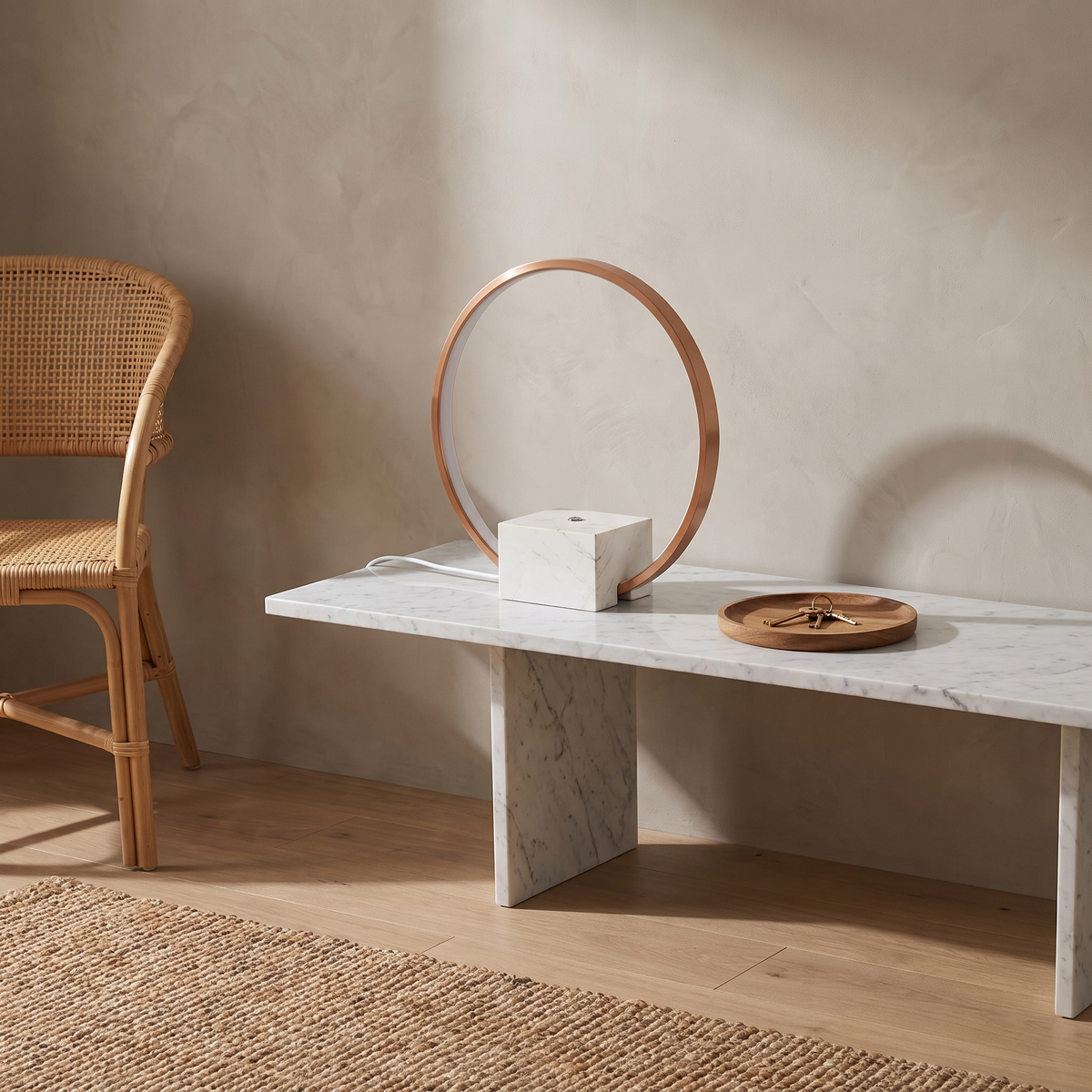 Lámpara de mesa aro LED Zircela – sobre una consola de mármol