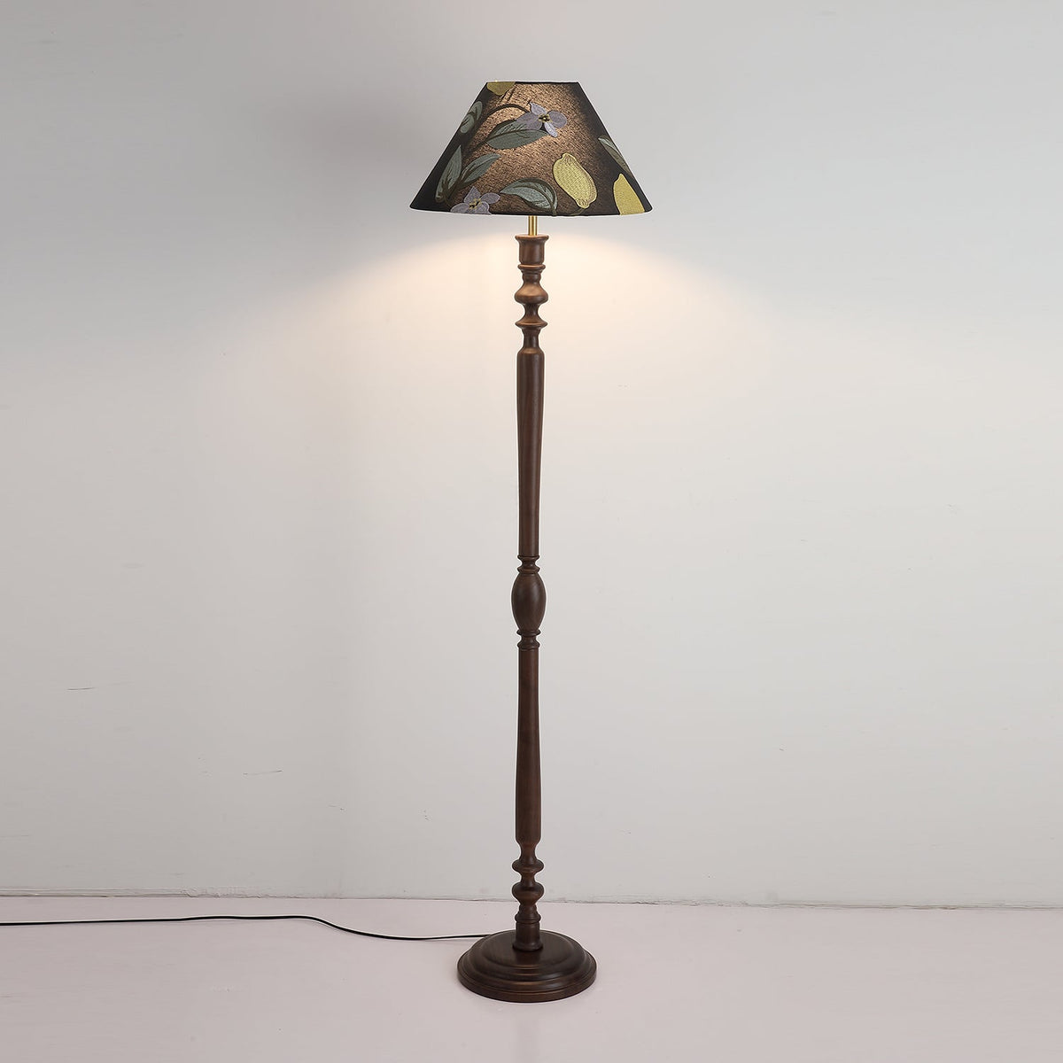 Lámpara de pie de madera Zitrela – encendida con luz cálida