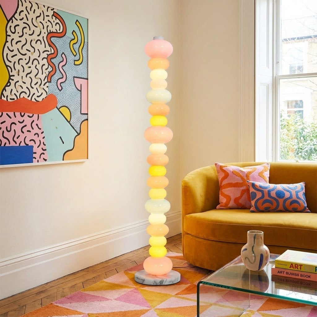 Lámpara de pie de cristal de colores Zucara en un salón luminoso – imagen 5