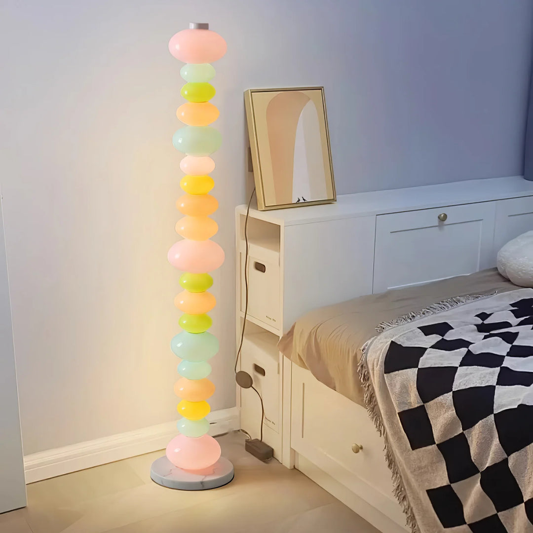 Lámpara de pie de cristal de colores Zucara en un salón luminoso – imagen 6