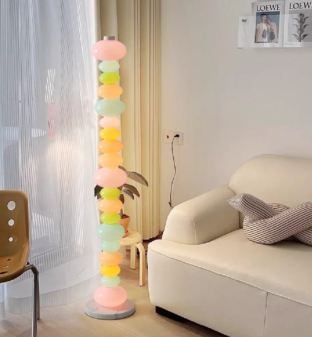 Lámpara de pie de cristal de colores Zucara en un salón luminoso – imagen 8