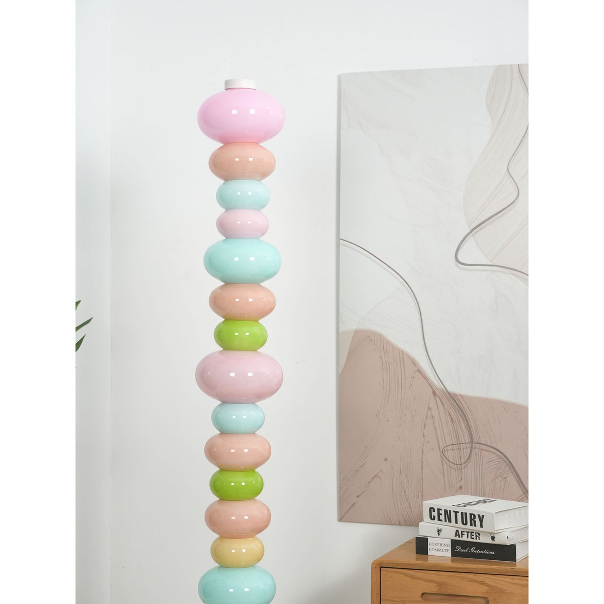 Lámpara de pie de cristal de colores Zucara en un salón luminoso – imagen 9