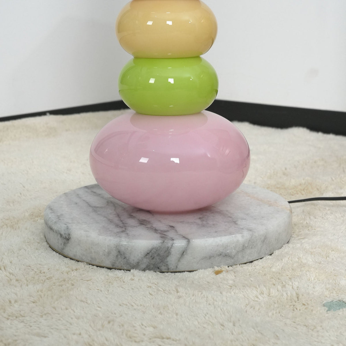 Lámpara de pie de cristal de colores Zucara – detalle de la base de mármol